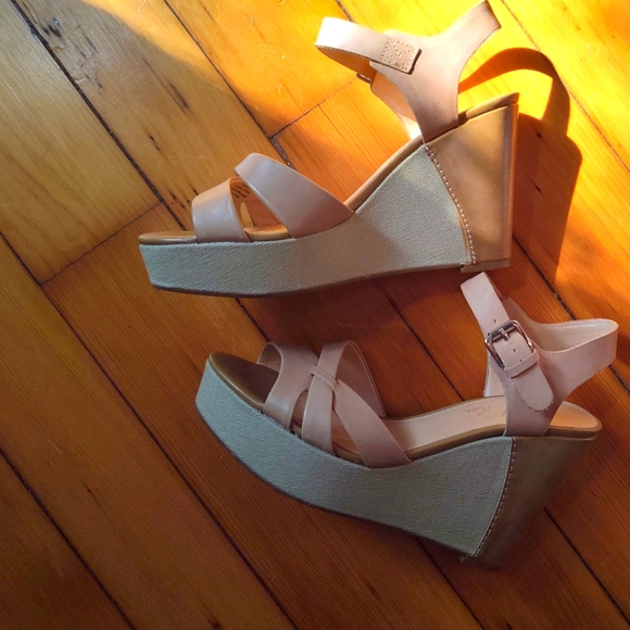 Marc Fisher Hello wedge sandal in neutral brown - Picture 5 of 6